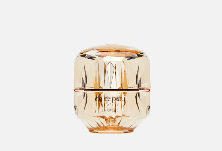 Антивозрастной крем для лица Clé De Deau Beauté «La Crème», стоимость на сайте «Золотое яблоко» — 54 тысячи рублей.